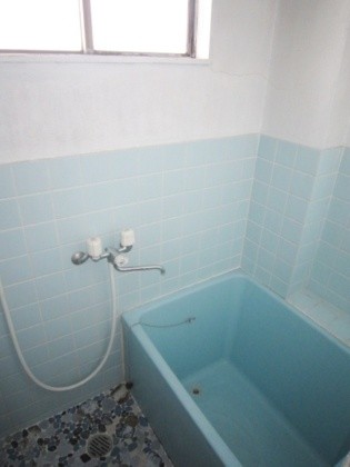 Bath. Window there in the bathroom