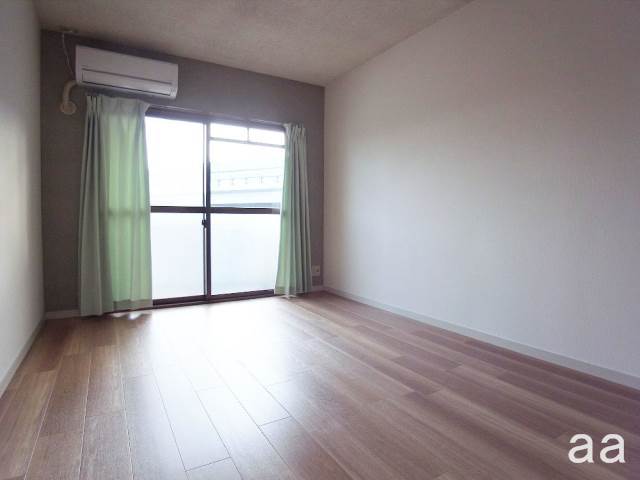 Living and room. Now beautifully it is reform