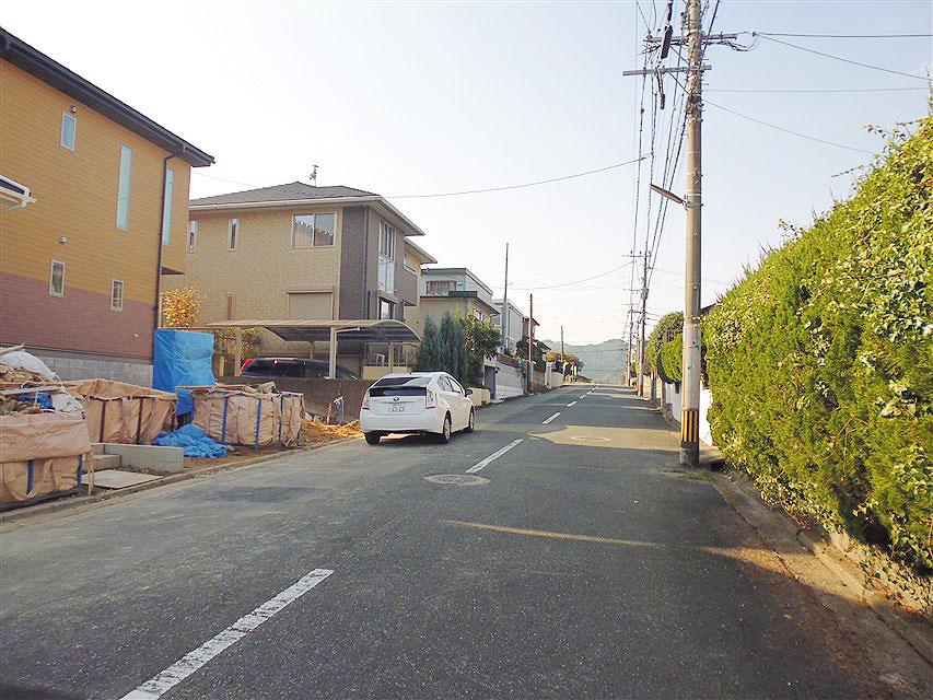 Local photos, including front road. Front road (width 8.0m)