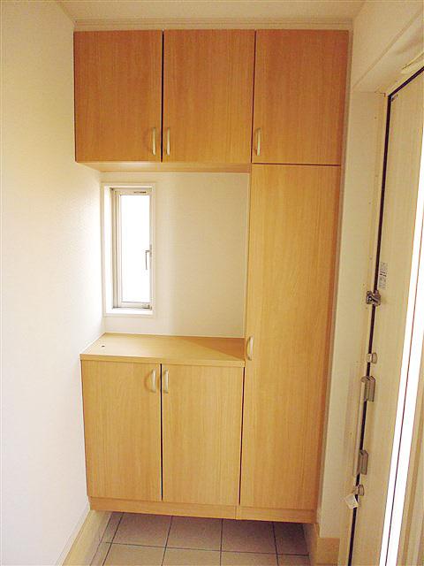 Entrance. Entrance shoe box