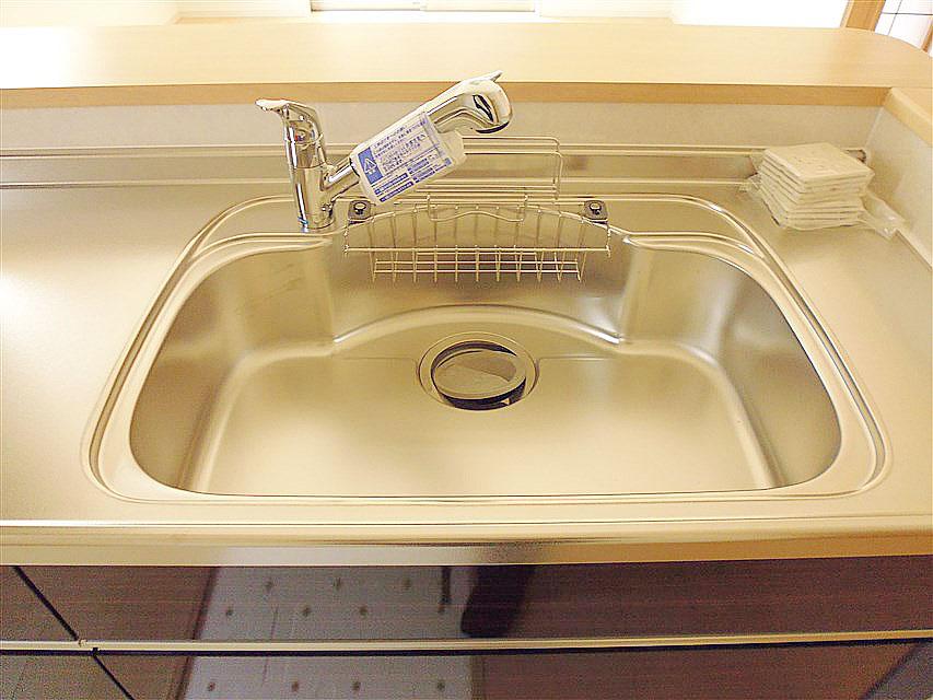 Kitchen. Faucet integrated water purifier