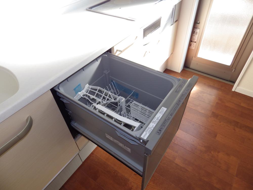 Kitchen. Also equipped with a dishwasher.