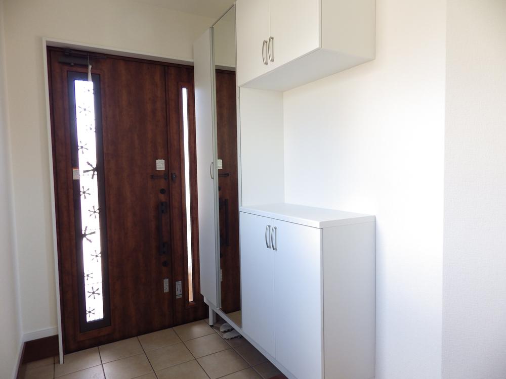 Non-living room. With white mirror shoes BOX