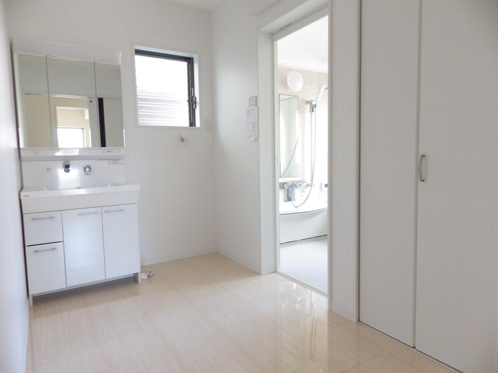 Wash basin, toilet. Basin space