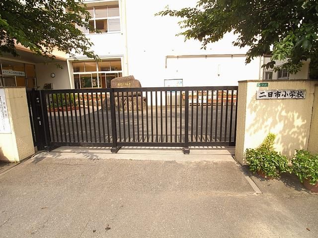 Primary school. Municipal Futsukaichi up to elementary school (elementary school) 510m