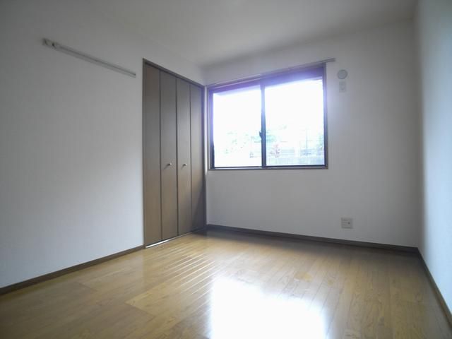 Living and room. It is with window.