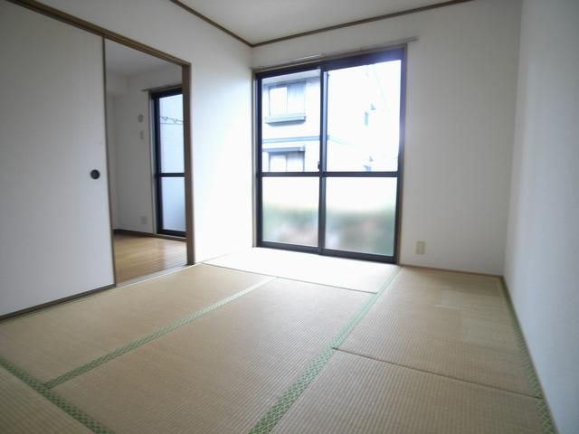 Living and room. Is a Japanese-style room.