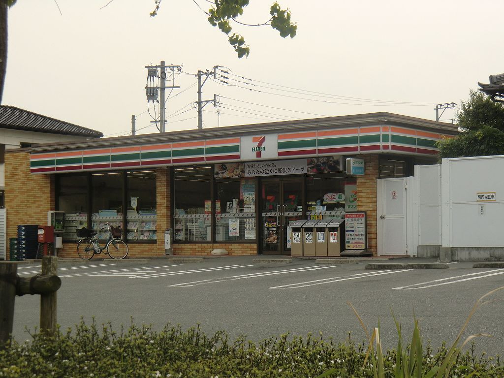 Convenience store. 900m to Seven-Eleven (convenience store)
