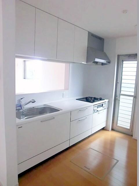 Kitchen. Water purification function system Kitchen! Yes back door!