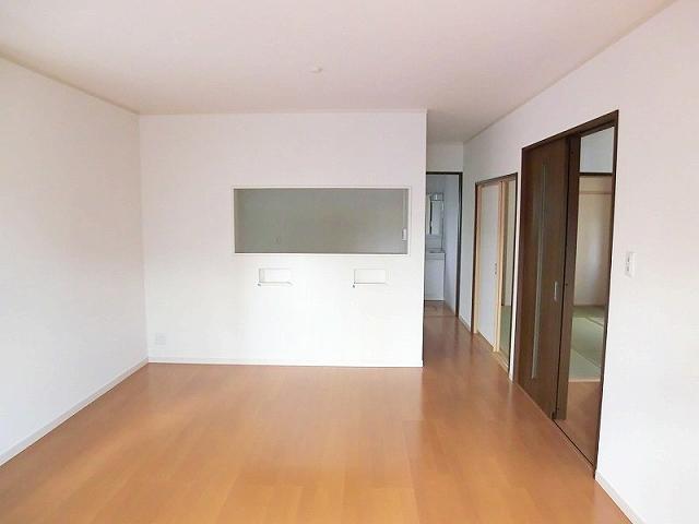 Living. LDK16 Pledge! South-facing with a good per sun!