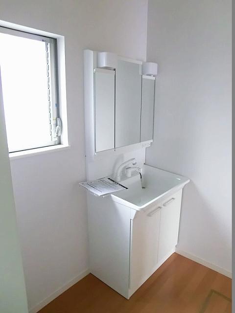 Wash basin, toilet. Washbasin with shower