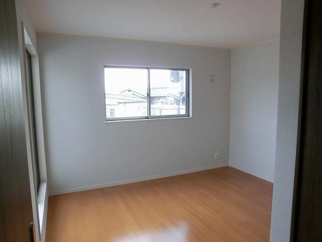 Non-living room. Western style room, There all rooms housed! There is walk-in closet!