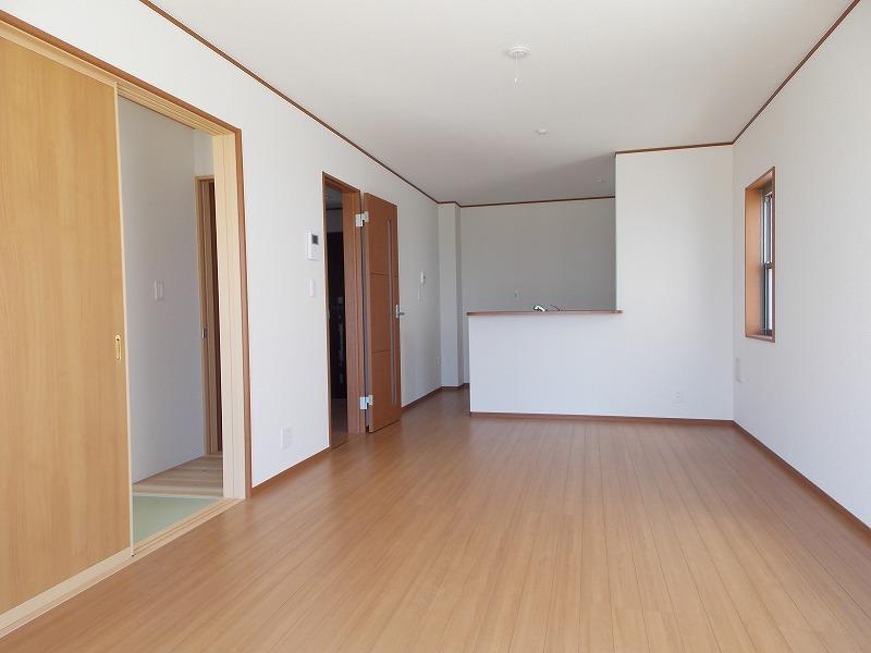 Same specifications photos (living). Living is It is adjacent to the Japanese-style room, It is living very certain of the feeling of freedom I (^_^) /