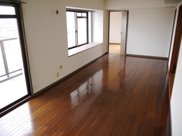 Living and room. There is a bay window!