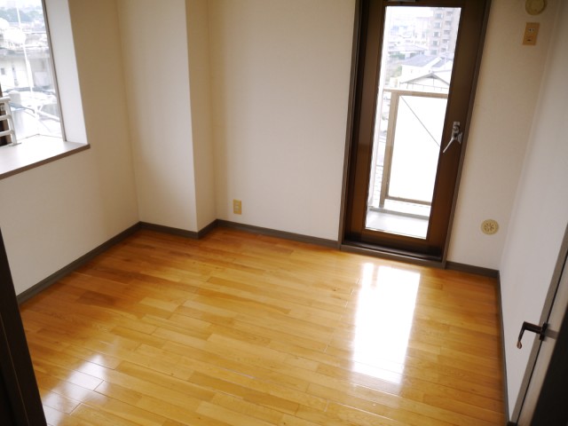 Other room space. Two-sided lighting in the corner room!