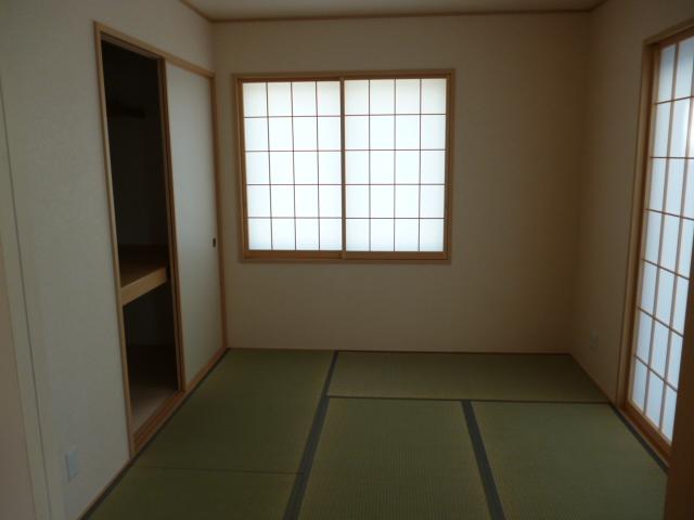 Non-living room. It is the same specifications of the same construction company