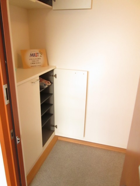 Receipt. Entrance housed Ali