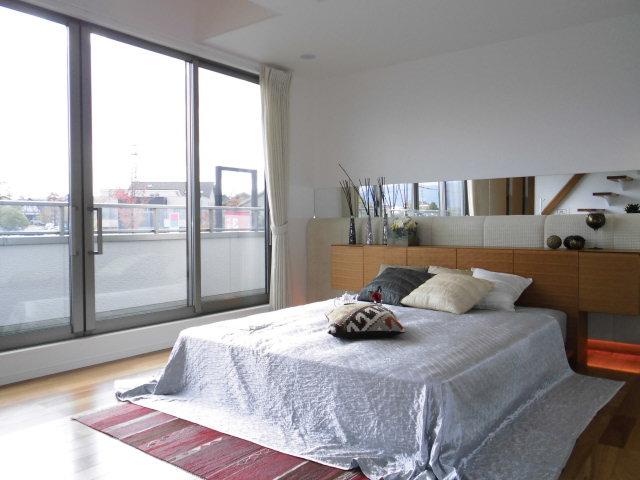 exhibition hall / Showroom. Master bedroom with a sense of openness in the vertical and horizontal directions in the upper atrium and large opening. On the back of 11.2 Pledge of breadth, We have established the Stardust bar quietly spend with your husband and wife.