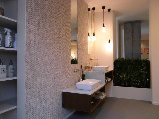 exhibition hall / Showroom. Wide wash room that comfortably relaxing. Service balcony adjacent, You can hang out the laundry even on rainy days.