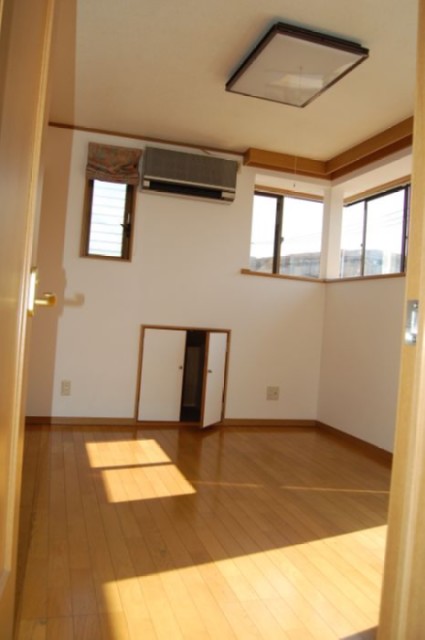 Living and room. 6 Pledge of Western-style