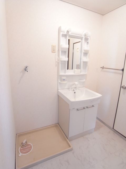 Other room space. Wash dressing room