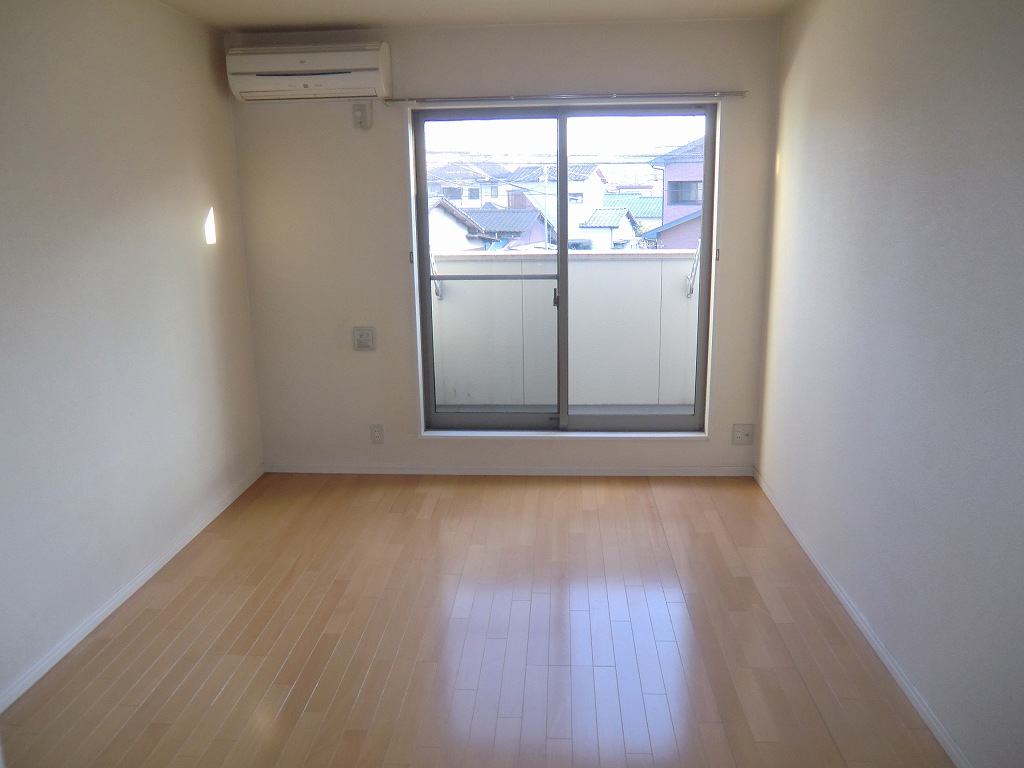 Living and room. Spacious 8.8 Pledge of Western-style. 