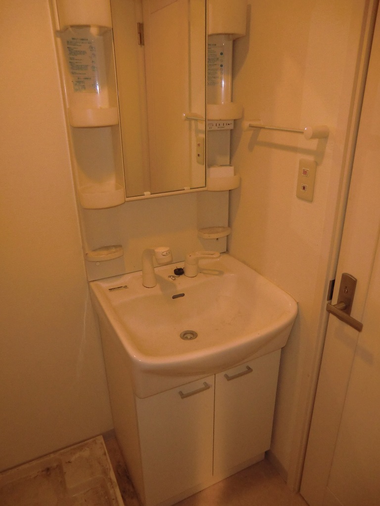 Washroom. Independent wash basin