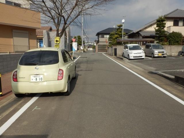 Local photos, including front road. Front road left towards