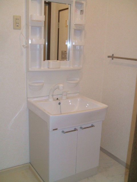 Other room space. Independent wash basin