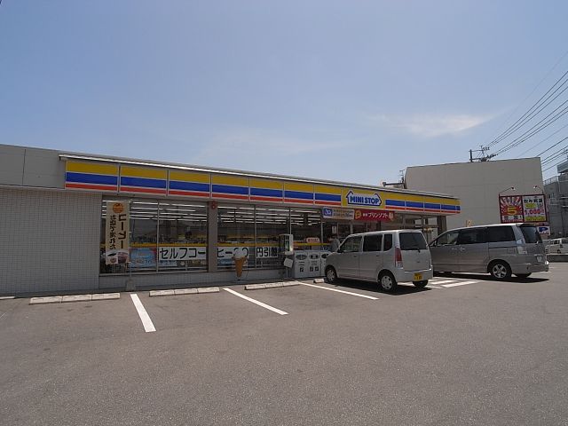Convenience store. 700m until MINISTOP (convenience store)