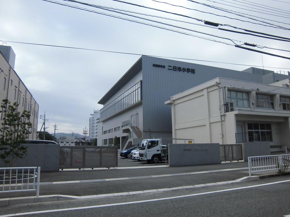 Primary school. Chikushino stand Futsukaichi to elementary school 343m