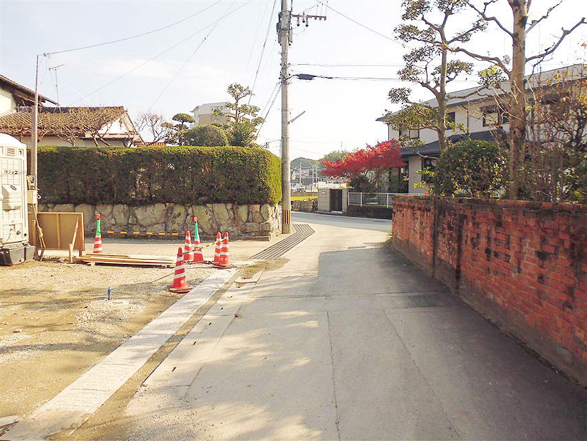 Local photos, including front road. Front road (width 4.0m)