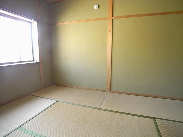 Living and room. Is a tatami room. 