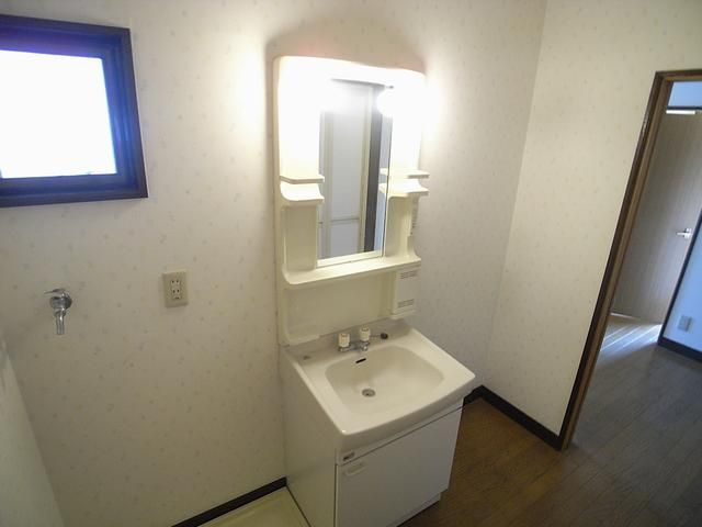 Washroom. Independence is a wash basin. 