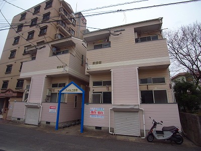 Building appearance. Transportation and shopping convenient good location