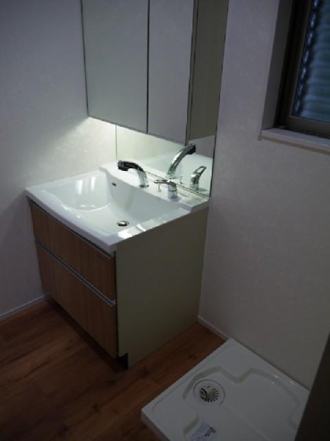 Wash basin, toilet. Shampoo dresser