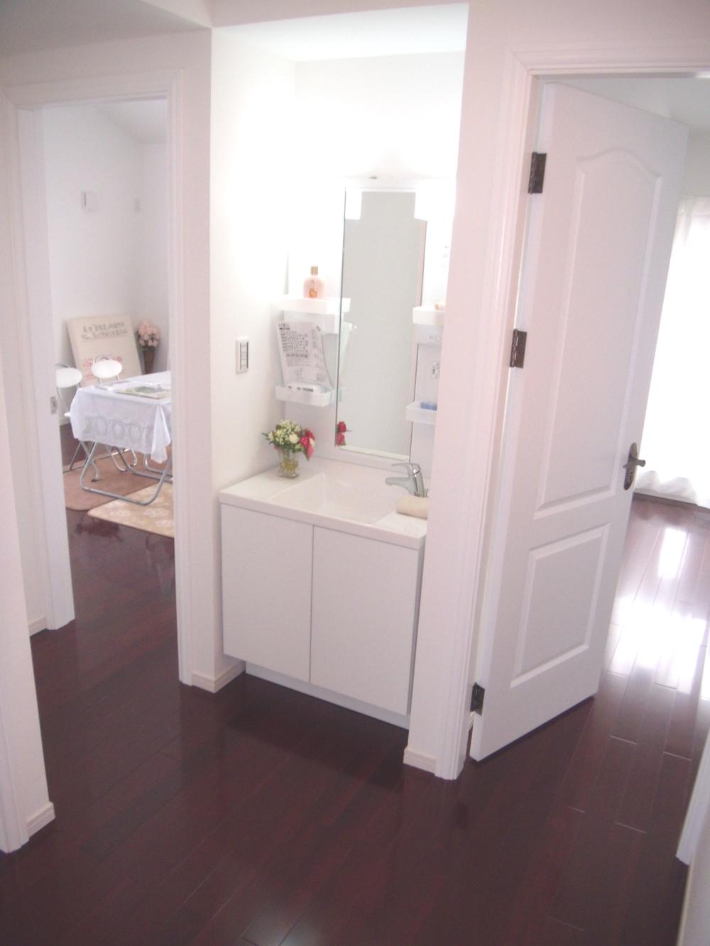 Wash basin, toilet. Indoor (10 May 2013) Shooting