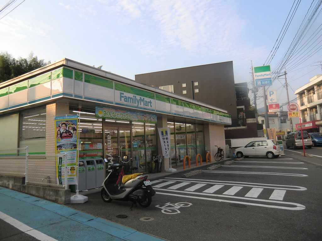 Convenience store. Family Mart (convenience store) to 400m