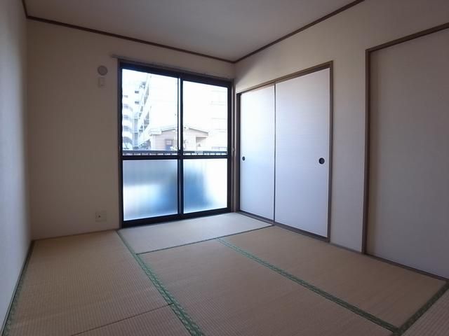 Living and room. Is a Japanese-style room.