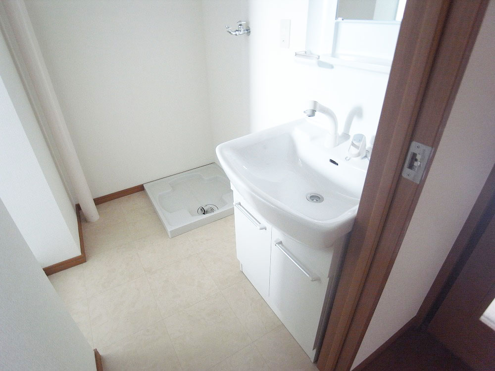 Washroom. Shampoo with Dresser