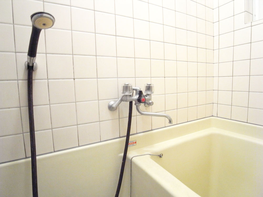 Bath. Hot water supply ・ shower ・ With window