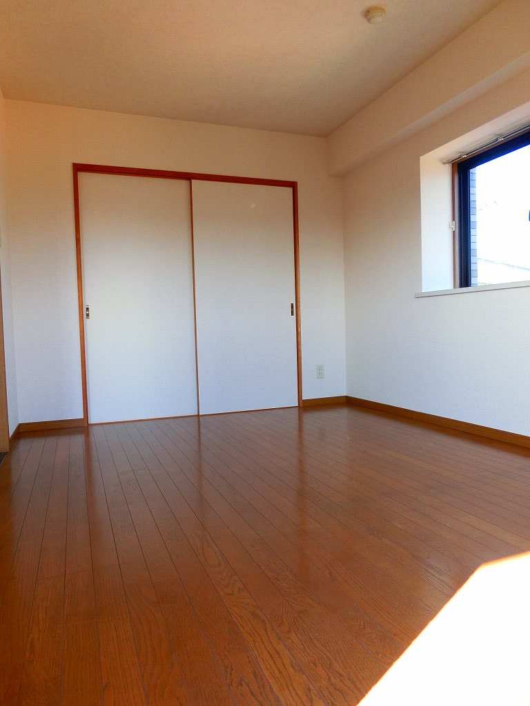 Other room space. Corner room two-sided lighting. Day is good.