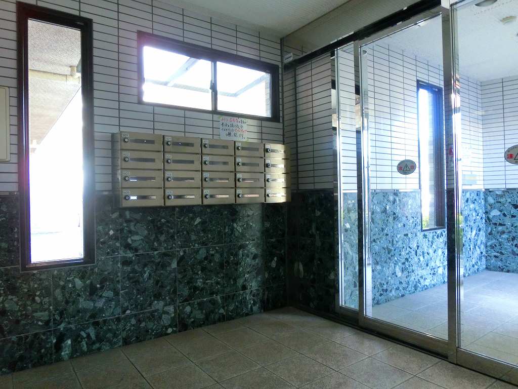 Entrance. auto lock ・ EV equipped.