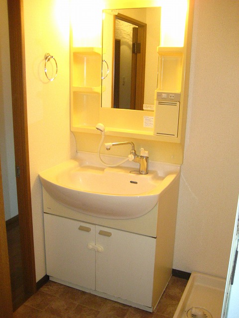 Washroom. Independent wash basin ・ Indoor Laundry Storage rooms.