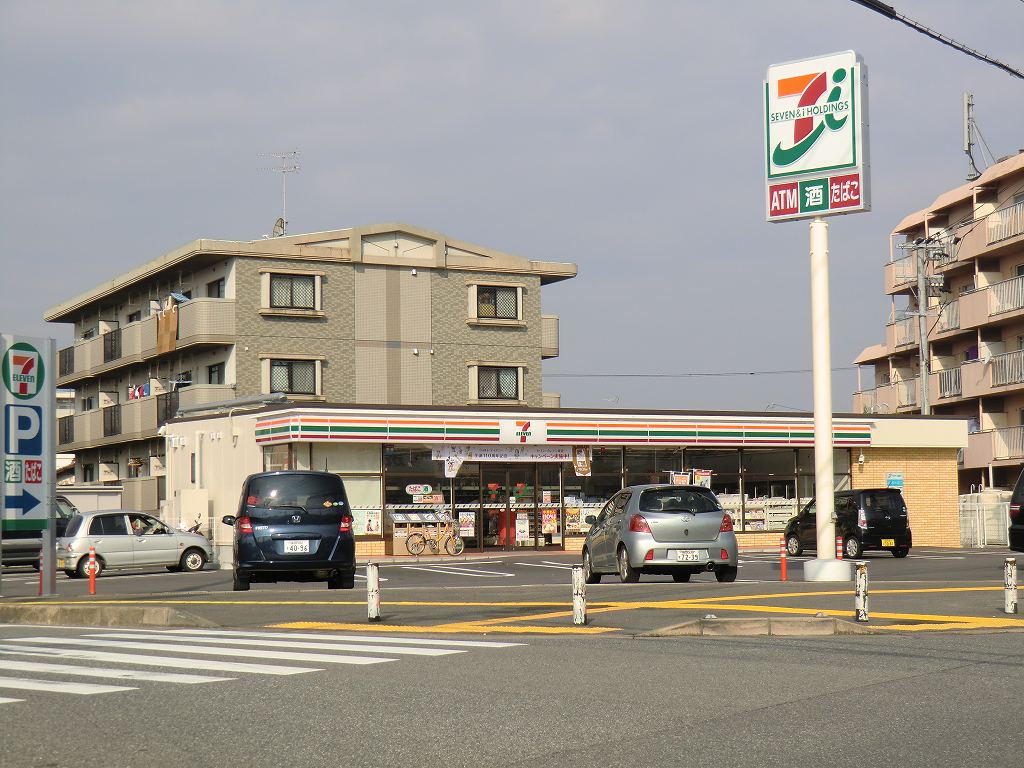 Convenience store. 230m to Seven-Eleven (convenience store)