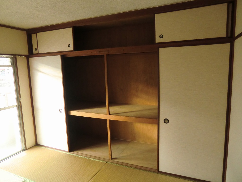 Receipt. Spacious storage