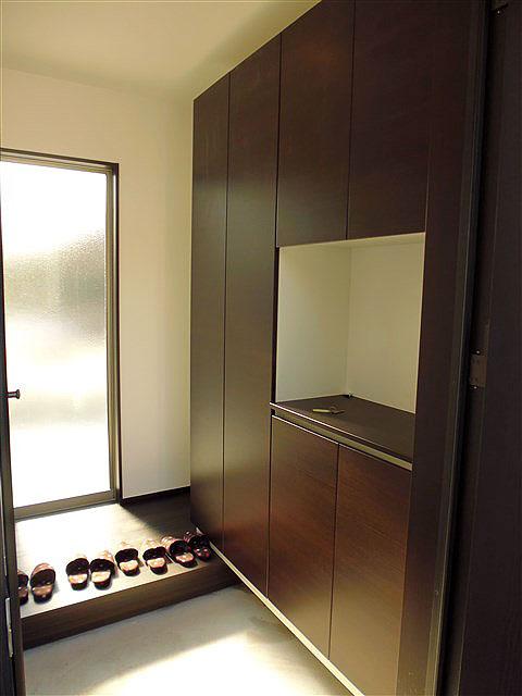 Entrance. Entrance shoe box