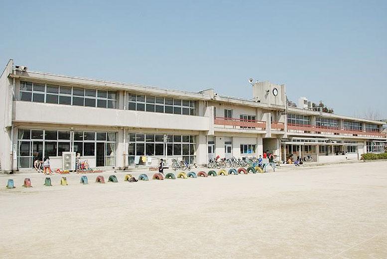 Primary school. Mizuki Nishi Elementary School until the 840m walk about 11 minutes