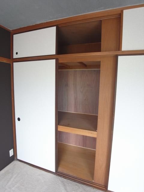 Receipt. Closet of large capacity