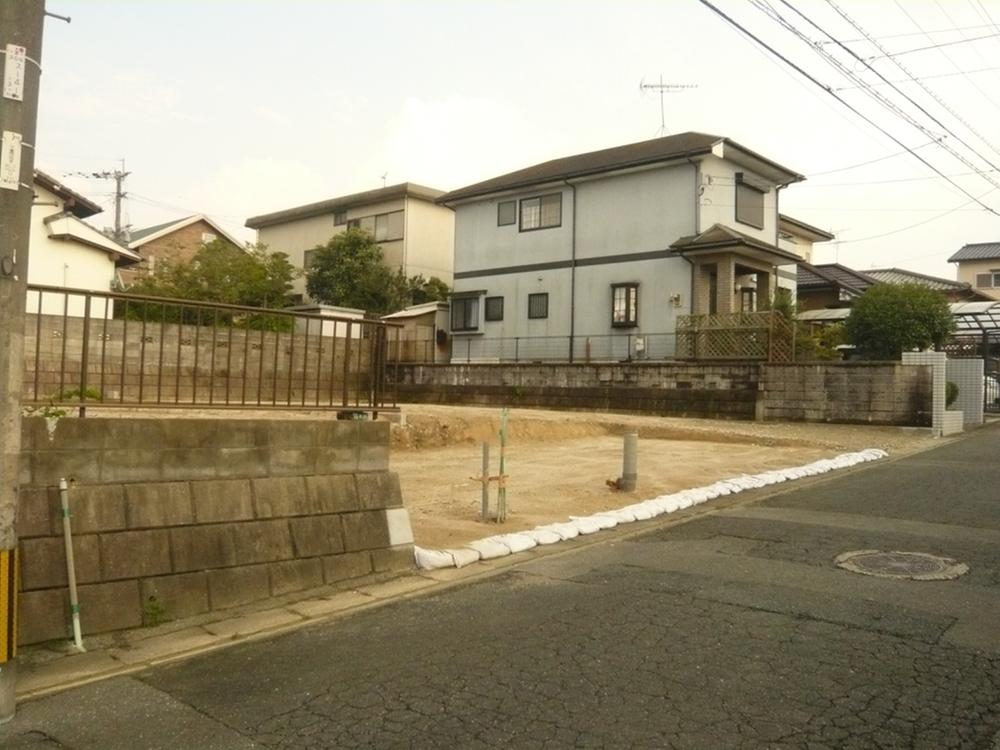 Other local. Front road width about 6m